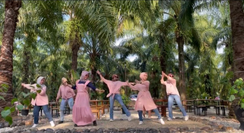 Kaum ibu lagi asyik senam kebugaran Line Dance.
