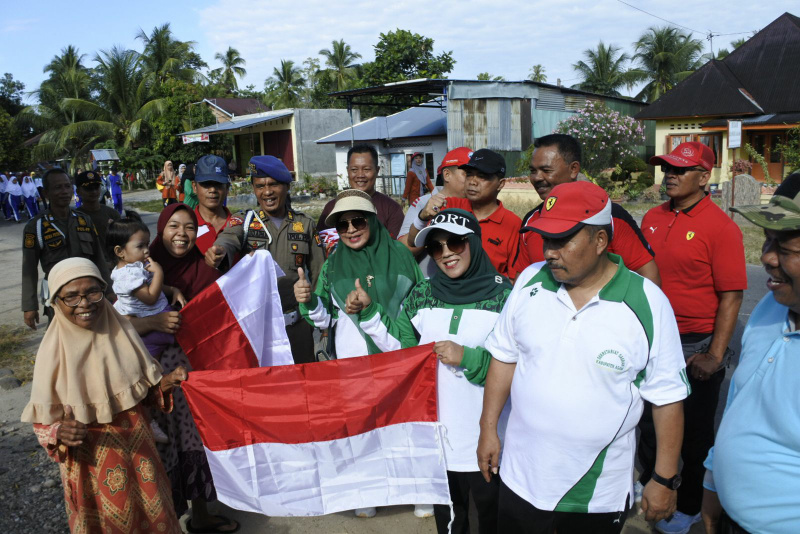 Suasana saat Bupati Agam membagikan ribuan bendera merah putih