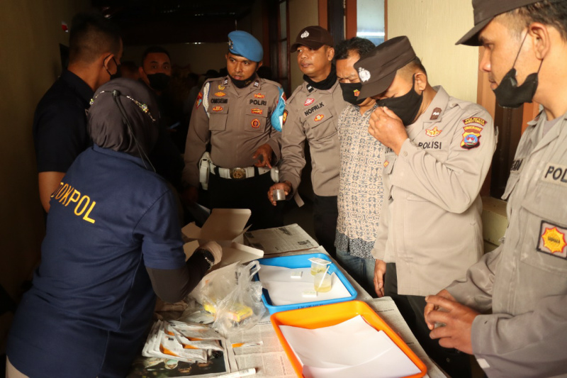 Suasana tes urin di Polres Bukittinggi, Jumat (12/08)