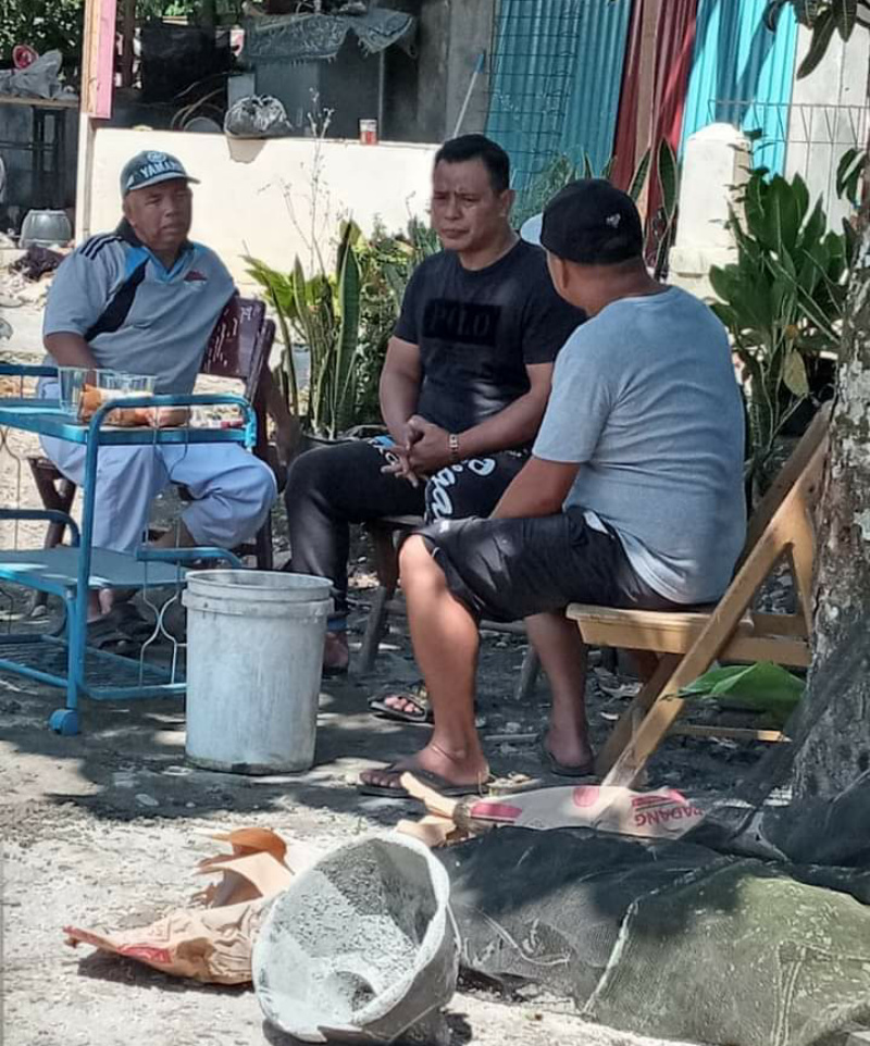 Ketua DPRD Mardiansyah saat lakukan bhakti sosial bangun lapangan badminton di RT. 19 Kelurahan Koto Panjang.