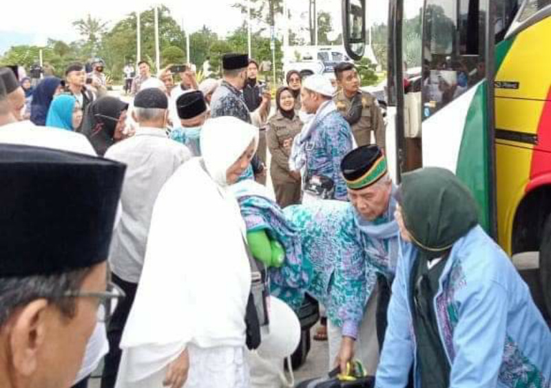 Wako Fadly saat menyambut kedatangan jamaah haji Kota Padang Panjang di halaman Masjid Islamic Centre