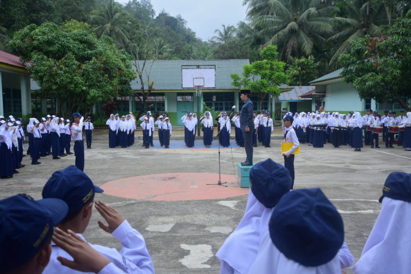 Walikota Deri Asta menjadi pembina upacara di SMP 6 Sawahlunto, Senin (15/8)