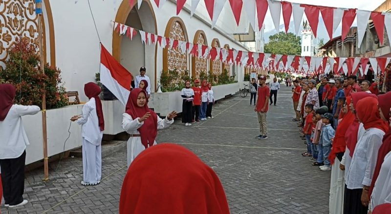 Suasana Pedagang Kaki Lima Pasa Ateh Bukittinggi Gelar Upacara Bendera, Rabu (17/08/2022)
