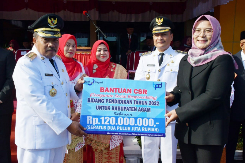 Kepala Cabang Bank Nagari Shanty Dewi Fauzy saat menyerahkan CSR pada Bupati Agam, Dr H Andri Warman secara simbolis