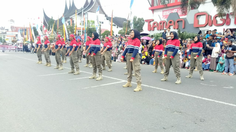 Suasana pawai Alegoris di Bukittinggi Kamis (18/08/2022)