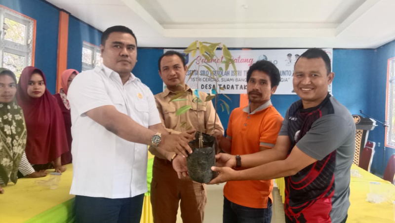 Anggota DPRD Sumbar Rico Alviano Menyerahkan Secara  Simbolis 1700 Bibit Durian Musang King di Desa Taratak Bancah, Kamis (18/8)