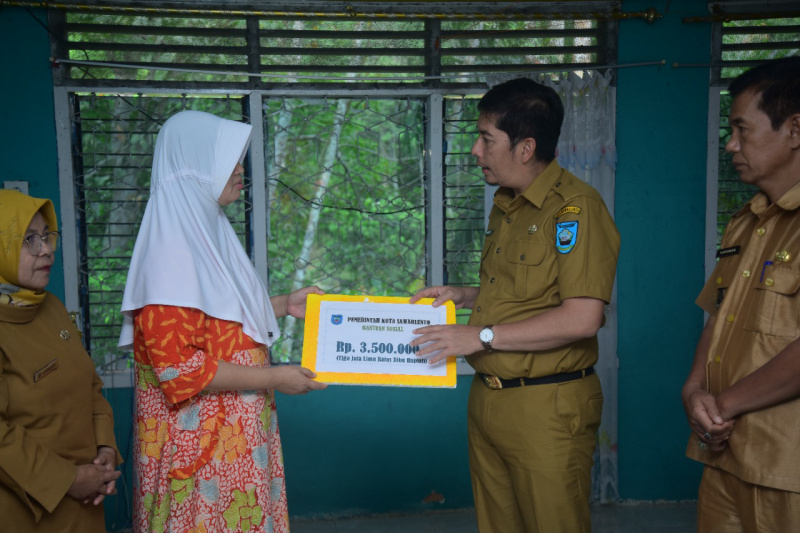 Pemko Sawahlunto Bantu Biaya Berobat Warga Kurang Mampu di Desa Muaro Kalaban, Selasa (23/8)