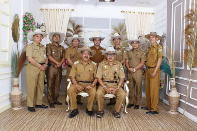 Camat Padang Panjang Timur Asrul poto bareng Lurah kenakan Topi Moris produk warga setempat.