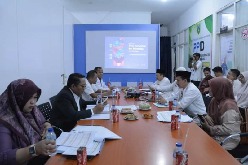 Suasana hearing anggota Komisi DPRD dengan jajaran Kominfo.