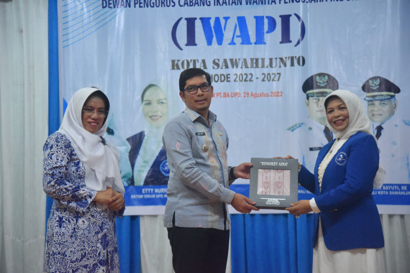 Walikota Deri Asta Kukuhkan Kepengurusan IWAPI Kota Sawahlunto, Senin (29/8)