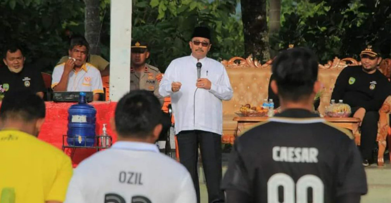 Bupati Pasaman, Benny Utama saat buka open Turnamen Sepakbola Padang Gelugur Cup I
