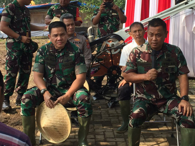 Danrem 052/WKR Brigjen TNI Rano Tilaar (kiri) dan Pagdam Jaya Mayjen TNI Untung Budiharto (kanan)