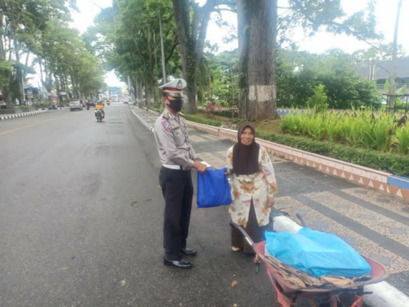 Pengerahan Bansos kepada masyarakat.
