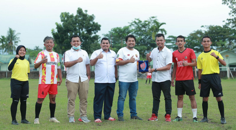 Presiden Fauzitama FC, Ichram Fauzi Pakpahan serahkan plakat kepada Rivalwan, Manejer Kopi Mos