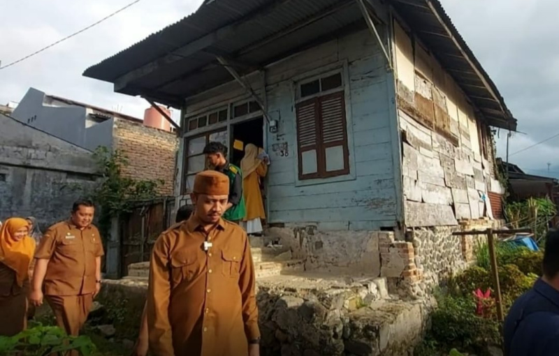 Foto Wako Erman Safar saat mengunjungi warga.