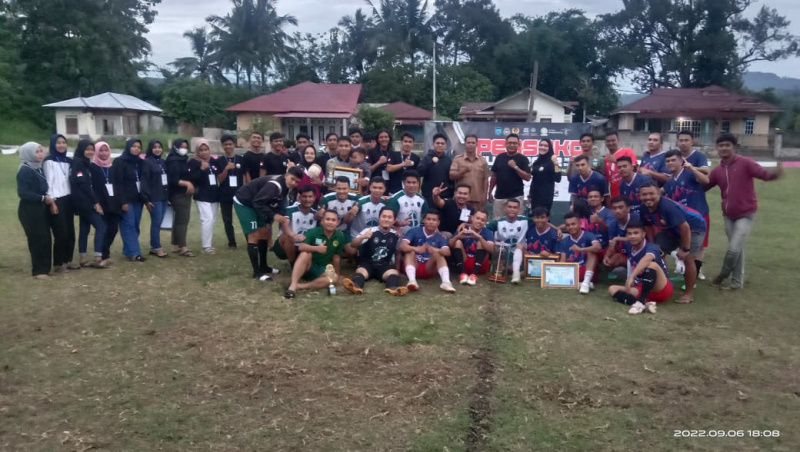 Foto Bersama  Panitia dan Pemain Final Perseko CUP II Tahun 2022 di Lapangan Bola Desa Kolok Nan Tuo, Selasa (6/9)