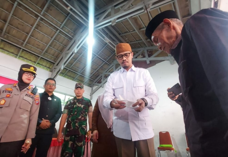 Wako Erman Safar serahkan bantuan kepada masyarakat