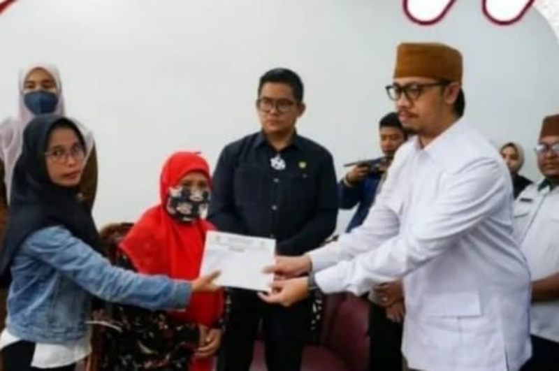 Wako Erman Safar serahkan bantuan untuk keluarga kurang mampu