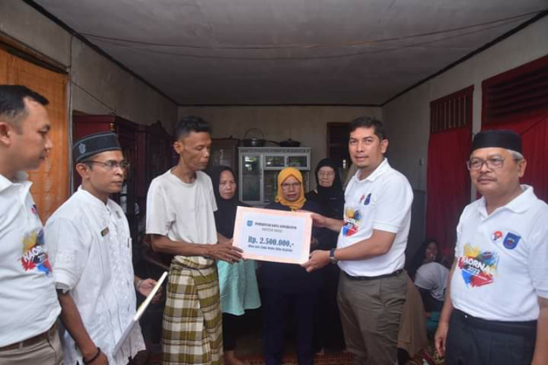 Walikota Deri Asta Menyalurkan Bantuan Zakat di Kecamatan Talawi, Jumat (9/9)