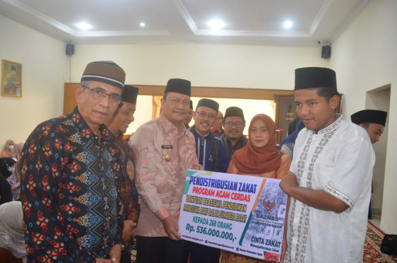 Wakil Bupati Agam, Irwan Fikri saat menyerahkan Beasiswa secara simbolis