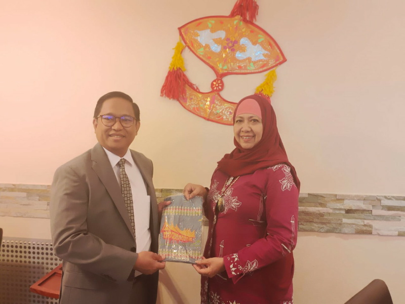 Konjen Frankfurt, Asep Somantri menerima simbol Minangkabau dari founder Sumbar Talenta Indonesia, Sastri Bakry