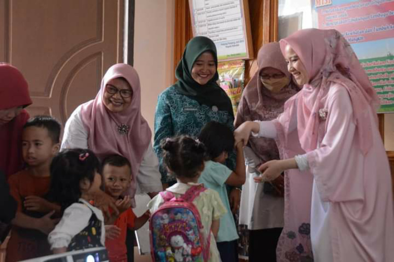 Ketua TP PKK Dian Puspita saat kunjungi anak anak PAUD.