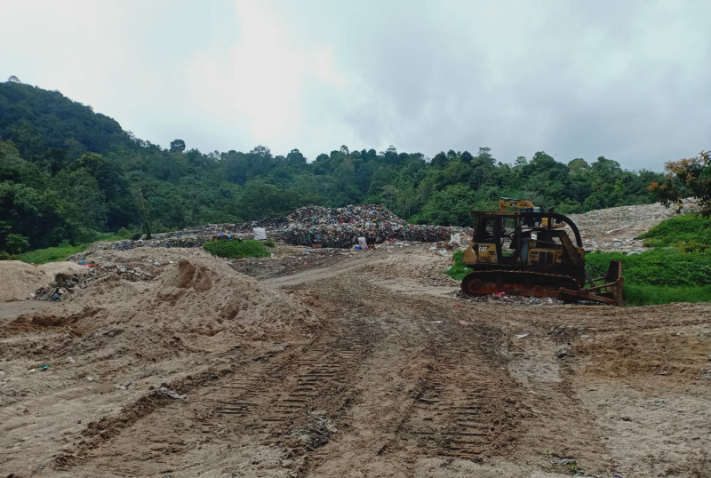 Lokasi TPAS Sungai Andok yang telah penuh saat dilakukan penimbunan dengan pasir.