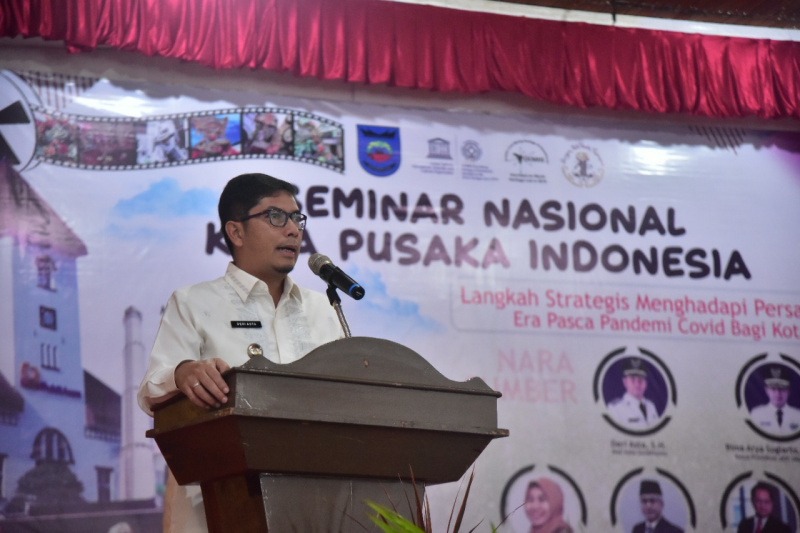 Walikota Sawahlunto Deri Asta memberikan sambutan dalam seminar Nasional Kota Pusaka Indonesia di Kota Sawahlunto, Sabtu (17/9)