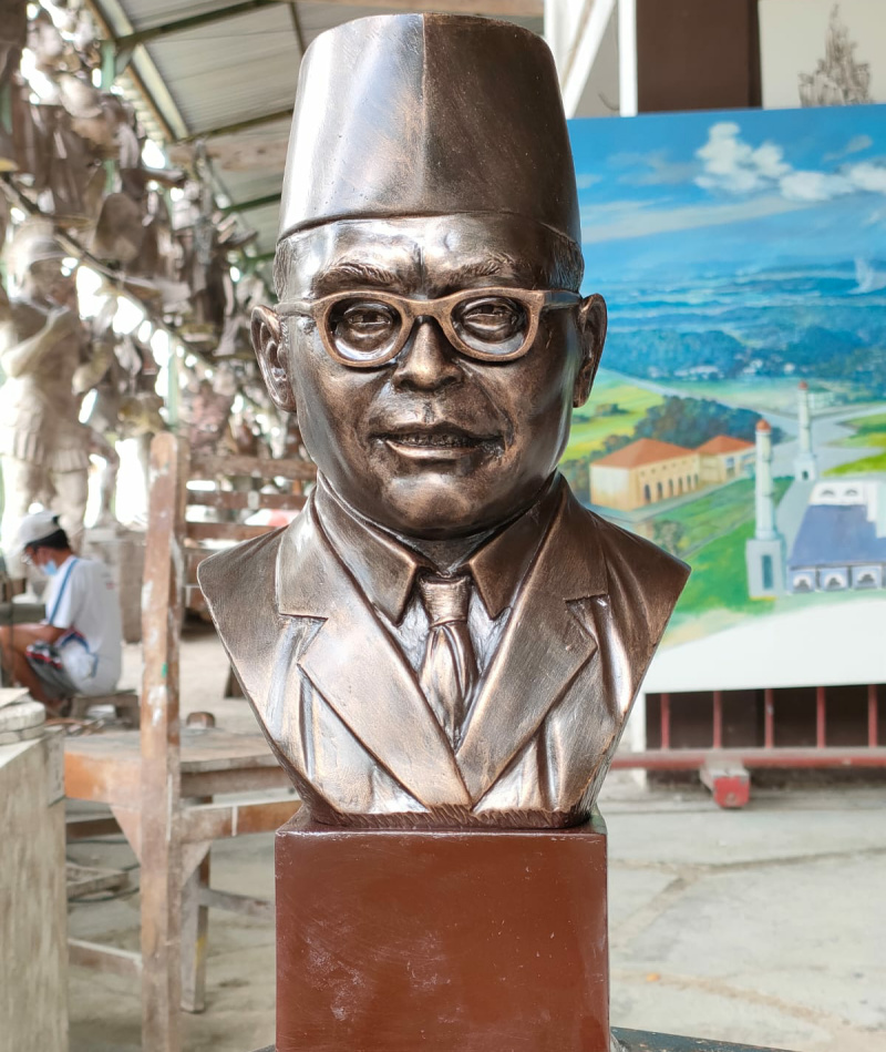 Patung tokoh Proklamator Bung Hatta tengah terpajang di bengkel seni Yulhendri di Yogyakarta