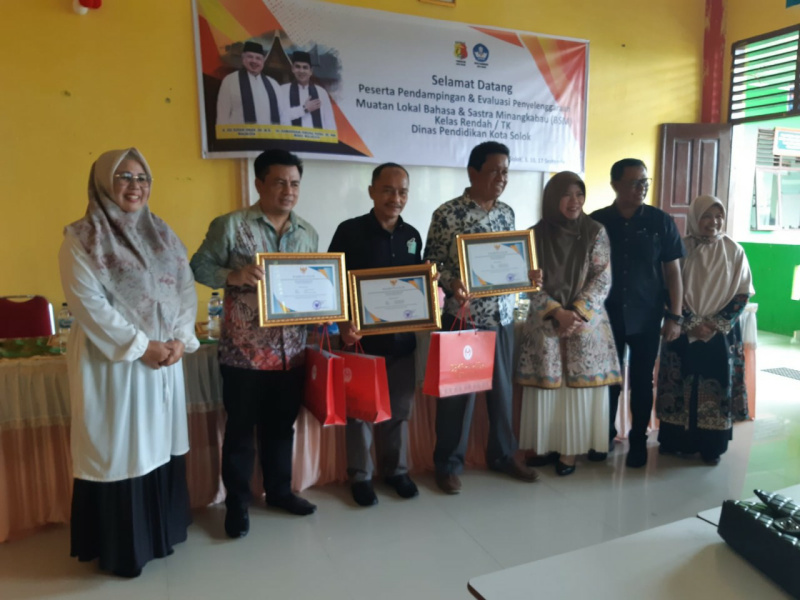 Tim Ahli UNAND dan UNP Memperoleh Piagam Penghargaan dari Walikota  Solok atas Kontribusi terhadap pengembangan Mulok BSM.