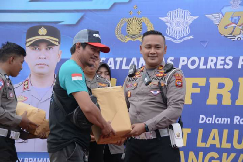 Kasat Lantas Polresta Padang Panjang saat serahkan hadiah Door Prize pada warga.