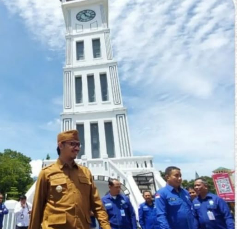 Foto wako Bukittinggi Erman Safar Singkoronkan Waktu Jam Gadang Sesuai Standar Nasional