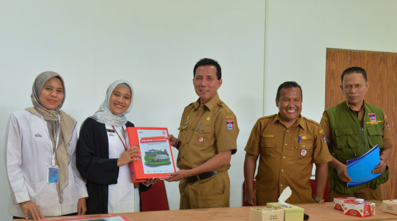 Kepala Unit Humas & Kesekretariatan PT Semen Padang Nur Anita Rahmawati (dua dari kiri) menyerahkan dokumen Pabrik Indarung I dan PLTA Rasak Bungo kepada Plt Kepala Disdikbud Kota Padang, Arfian.