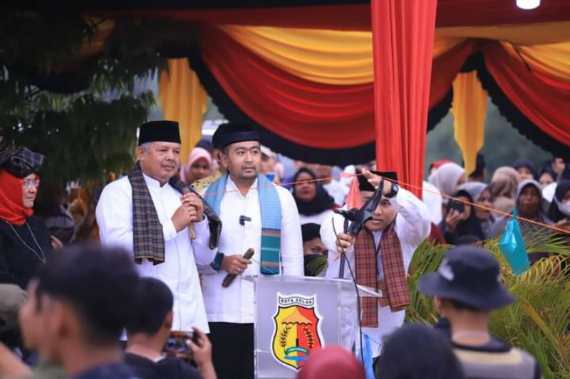 Wakil Gubernur Sumbar Audi Joinaldi dan Wali Kota Solok Zul Elfian menarik Umbua Umbua dan tari massal Solok Boneh.