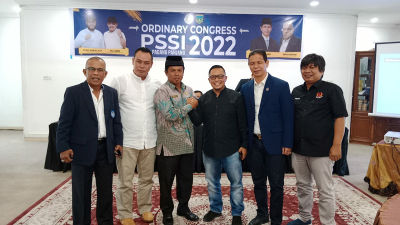 Doni Rahman diabadikan bersama Novi Hendri usai pemilihan Ketua Askot PSSI Kota Padang Panjang.