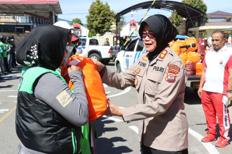 Kapolres Bukittinggi Bagikan Ratusan Bansos untuk ojol