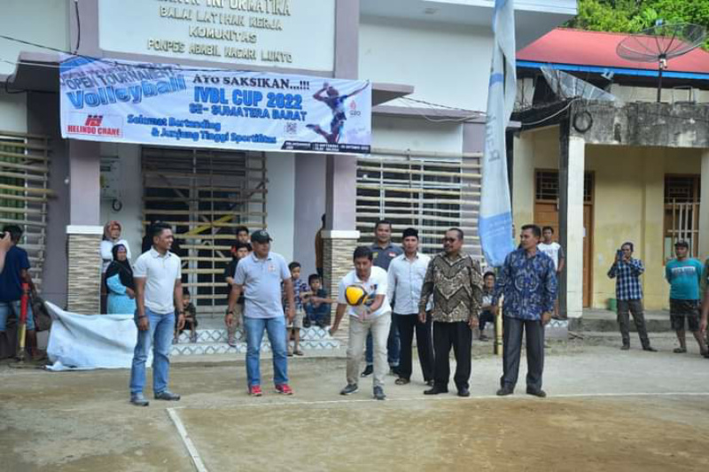 Walikota Sawahlunto Deri Asta Buka Turnamen Bola Voli IVBL CUP 2022 di Lunto Timur, Jumat (23/9)