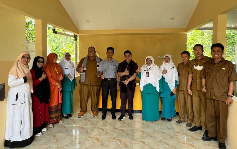 Ketua DPRD Beny Yusrial Serahkan Hasil Pokir Dua SD di Tigo Baleh