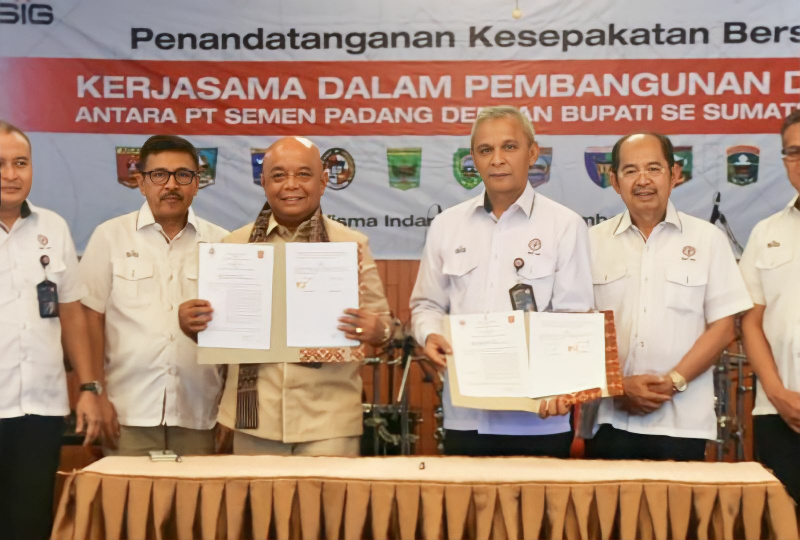 Sekda Agam, Edi Busti menandatangani kesepakatan kerjasama pembangunan daerah dengan PT Semen Padang