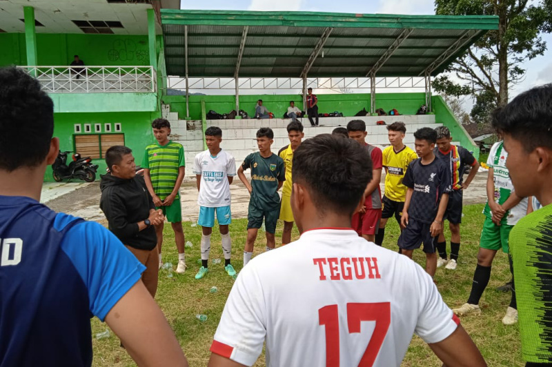 Pelatih PSPP Padang Panjang, Afrison saat berikan arahan pada pemain.