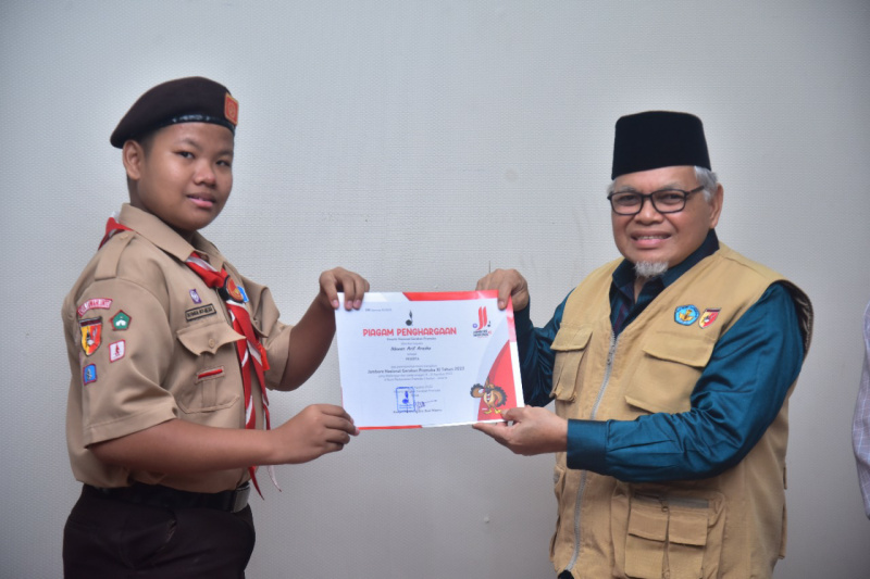 Penyerahan Kontingan Pramuka Kwarcab Kota Sawahlunto Yang Telah Sukses Mengikuti Jamnas XI 2022 Cibubur Kota Sawahlunto Oleh Wakil Wali Kota Sawahlunto Zohirin Sayuti kepada Gugus Depan (Gudep) dan sekolah masing-masing.