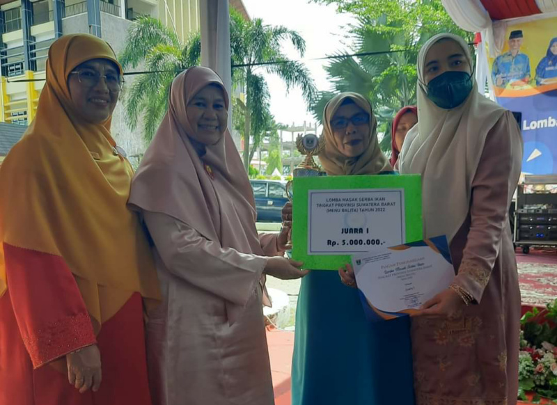 Kota Bukittinggi sapu bersih juara I lomba memasak serba ikan tingkat Sumbar.