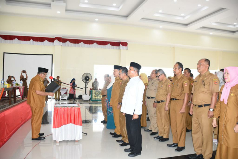 Bupati Agam saat mengukuhkan TPPS Kabupaten Agam