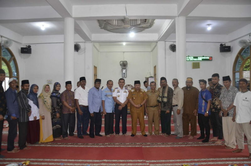 Bupati Agam, Dr H Andri Warman saat foto bersama dengan tokoh masyarakat dan penggiat 10 nagari pemekaran