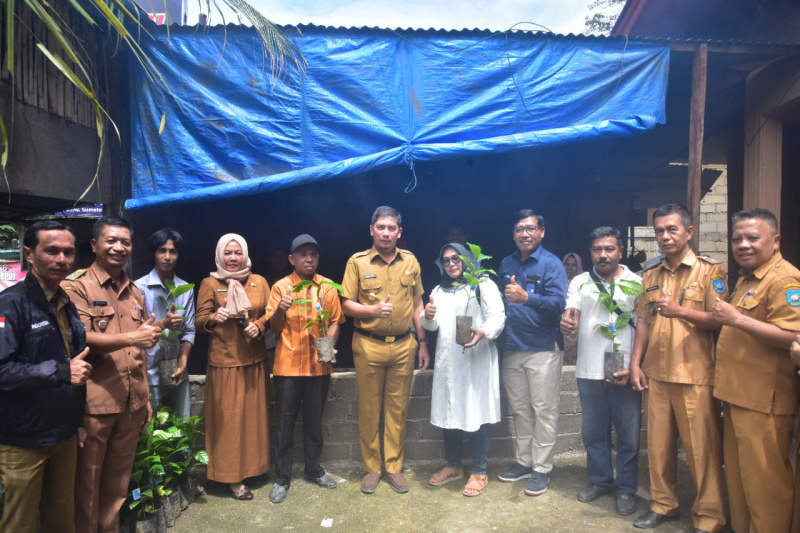 Penyerahan Bibit Kopi Kepada Kelompok Tani Tunas Baru Oleh Walikota Sawahlunto Deri Asta didampingi GM PTBA UPO Yulfaizon, Selasa (4/10)