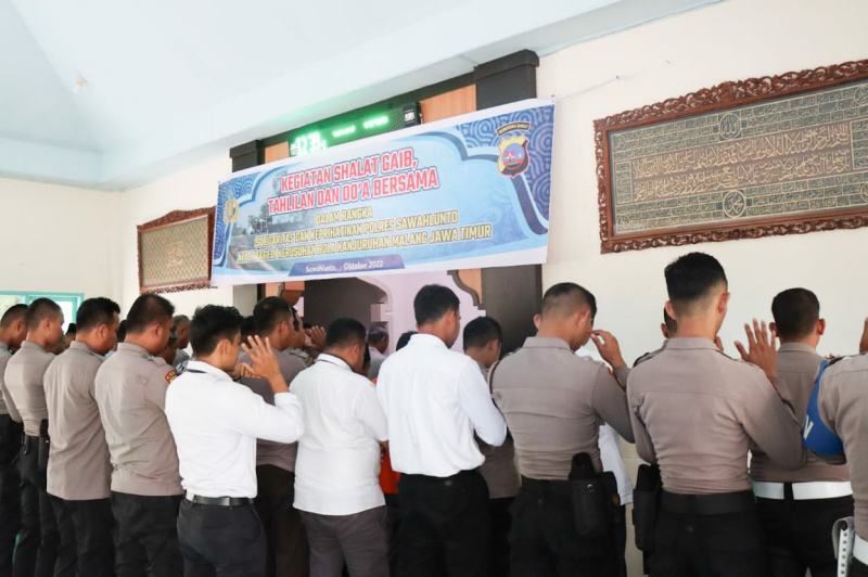 Polres Sawahlunto Menggelar Sholat Gaib Atas Tragedi Kanjuruhan, Selasa (4/10)