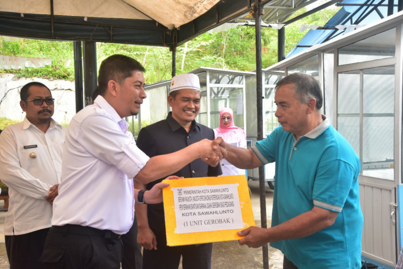 Walikota Deri Asta Serahkan Bantuan 14 Gerobak Usaha Untuk Pedagang di Kota Sawahlunto, Rabu (5/10)