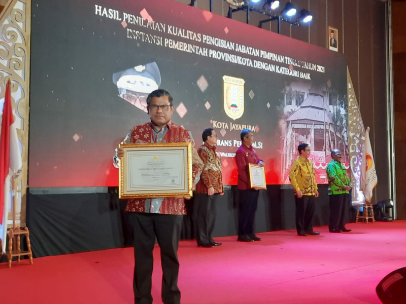Foto sekda Bukittinggi Martias Wanto terima Penghargaan dari KASN, 1 Dari 16 Kota se Indonesia