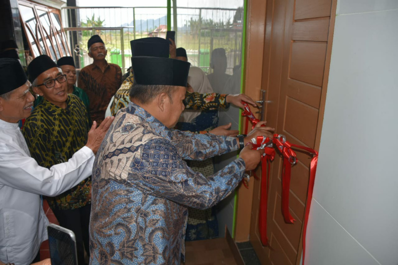 Bupati Agam, Andri Warman saat meresmikan rumah garin dan tempat wudhu Masjid Al Manar