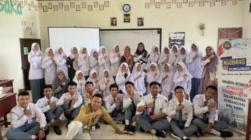 Usai memberikan materi Kepala KPPN foto bersama dengan siswa MAN Sawahlunto